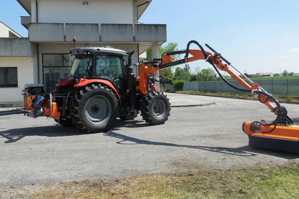 Hydraulisch betätigter Freischneiderarm mit kompensierter Geometrie und Teleskopausleger am zentralen Traktorrahmen – Emphasis Flexor Hymach Evidenza