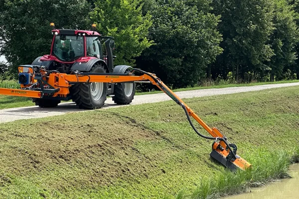 Heckmontierter Freischneiderarm mit mittig angeordnetem Drehgelenk – Hymach Evidenza