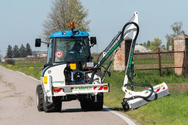 Schlanker und kompakter, hinten montierter Freischneiderarm „Jolly Hymach Evidenza“