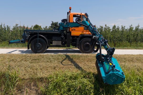 Dinamic Visual cover Braccio decespugliatore articolato e telescopico avanzato per applicazione scarrabile su pianale di autocarro