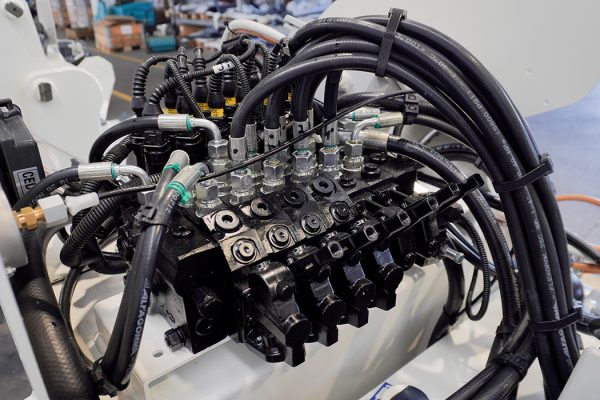 Elektrohydraulisches Steuergerät mit über einen Einhebel-Joystick gesteuerten Funktionen