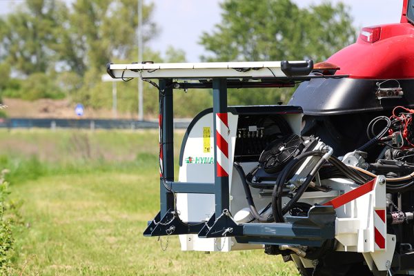 Heckstoßstange mit Klappmechanismus, der es ermöglicht, den Platzbedarf beim Transport und bei der Lagerung der Maschine zu verringern.