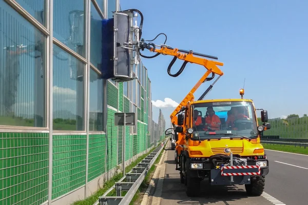 SolarClean-Reinigungsgerät für Straßenbarrieren – Hymach Highlights