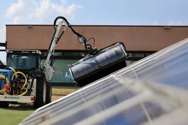 SolarClean-Reinigungsgerät für Photovoltaik- und Solarmodule Hymach 4