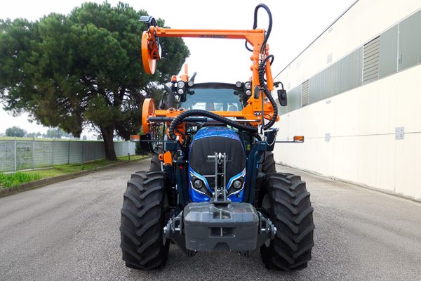 Überfahrbare Freischneidemaschine zum Mähen um Hindernisse herum, mit zentraler Anbindung an den Traktor