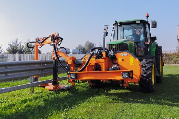 Ein Freischneider, der sich für das professionelle Mähen von Vegetation in der Nähe von Hindernissen entlang des Straßenrandes eignet.