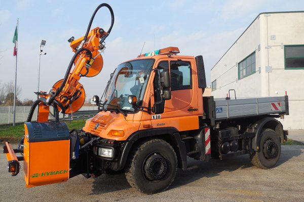 Der ROADEAGLE UF-Freischneiderarm von Hymach ist eine Freischneidemaschine, die für das kontinuierliche Mähen von Gras rund um Hindernisse und Leitplanken konzipiert ist.