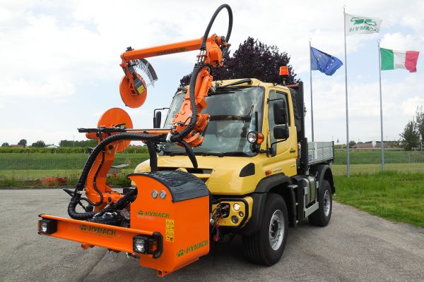 ROAD-EAGLE MAXI UF Hymach-Überfahr-Freischneider für den Unimog zum Mähen des Grases rund um die Leitplankenstützen entlang der Straße.