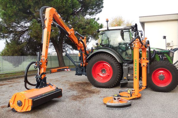 Vergrößerte Überfahr-Freischneidemaschine zum Mähen um Hindernisse herum, mit zentraler Anbauvorrichtung am Traktor