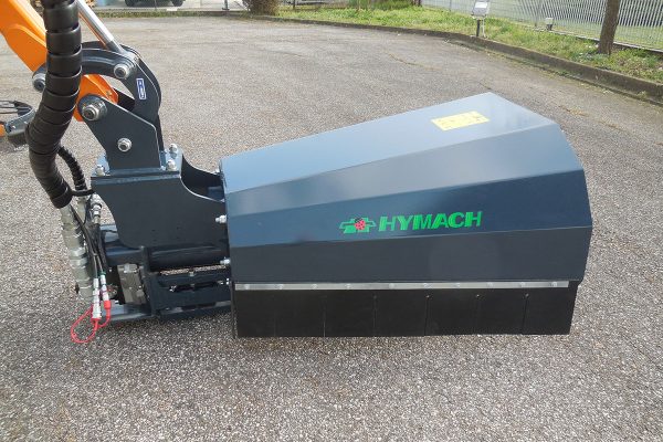 Grabenräummaschine, eine Maschine mit hydraulischen Auslegern, die für die Reinigung von Gräben, Dämmen, Straßenrändern und Böschungen konzipiert ist.