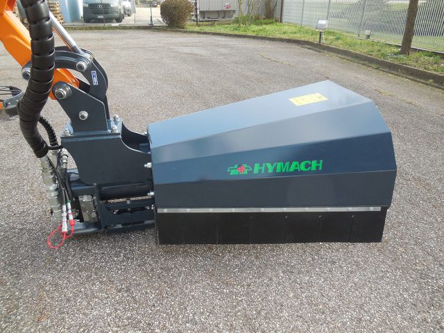 Grabenräummaschine, eine Maschine mit hydraulischen Auslegern, die für die Reinigung von Gräben, Dämmen, Straßenrändern und Böschungen konzipiert ist.