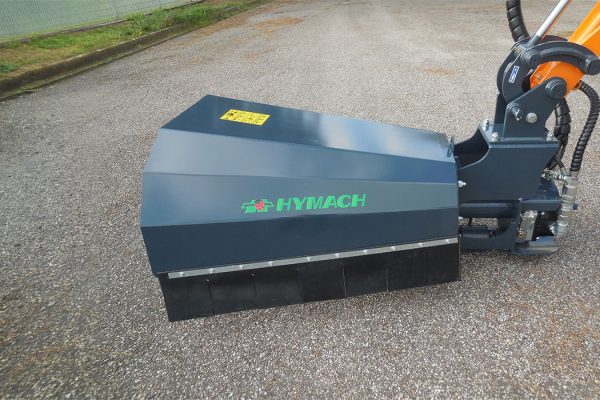 Grabenräummaschine, eine Maschine mit hydraulischen Auslegern, die für die Reinigung von Gräben, Dämmen, Straßenrändern und Böschungen konzipiert ist.